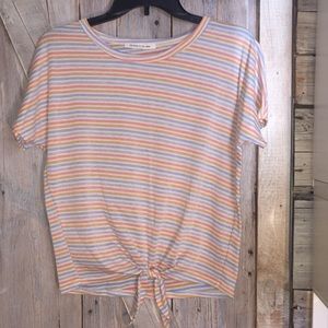 Short sleeve shirt with tie in the front